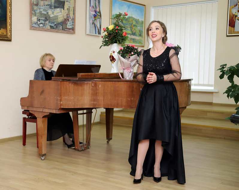 Тетяна Жмуд виконує українську народну пісню в обр. П. Бойченка  «Зелененький барвіночку». Концертмейстер – Ірина Кучма 